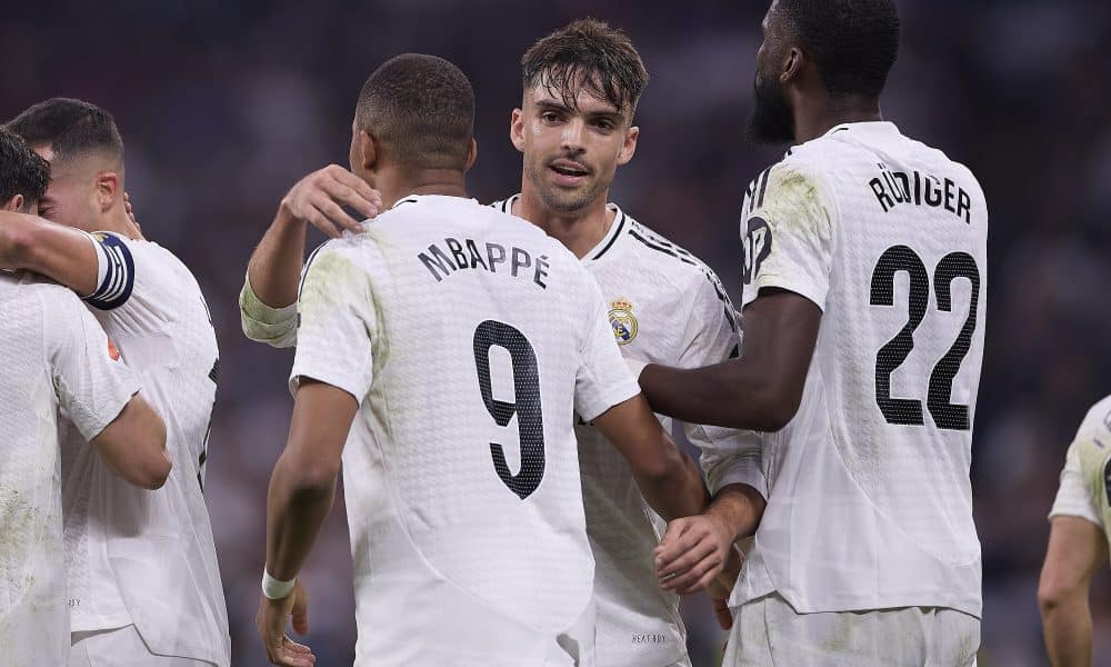 Kylian Mbappé félicité par Raul Asencio lors d'un match du Real Madrid.