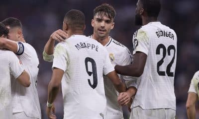 Kylian Mbappé félicité par Raul Asencio lors d'un match du Real Madrid.