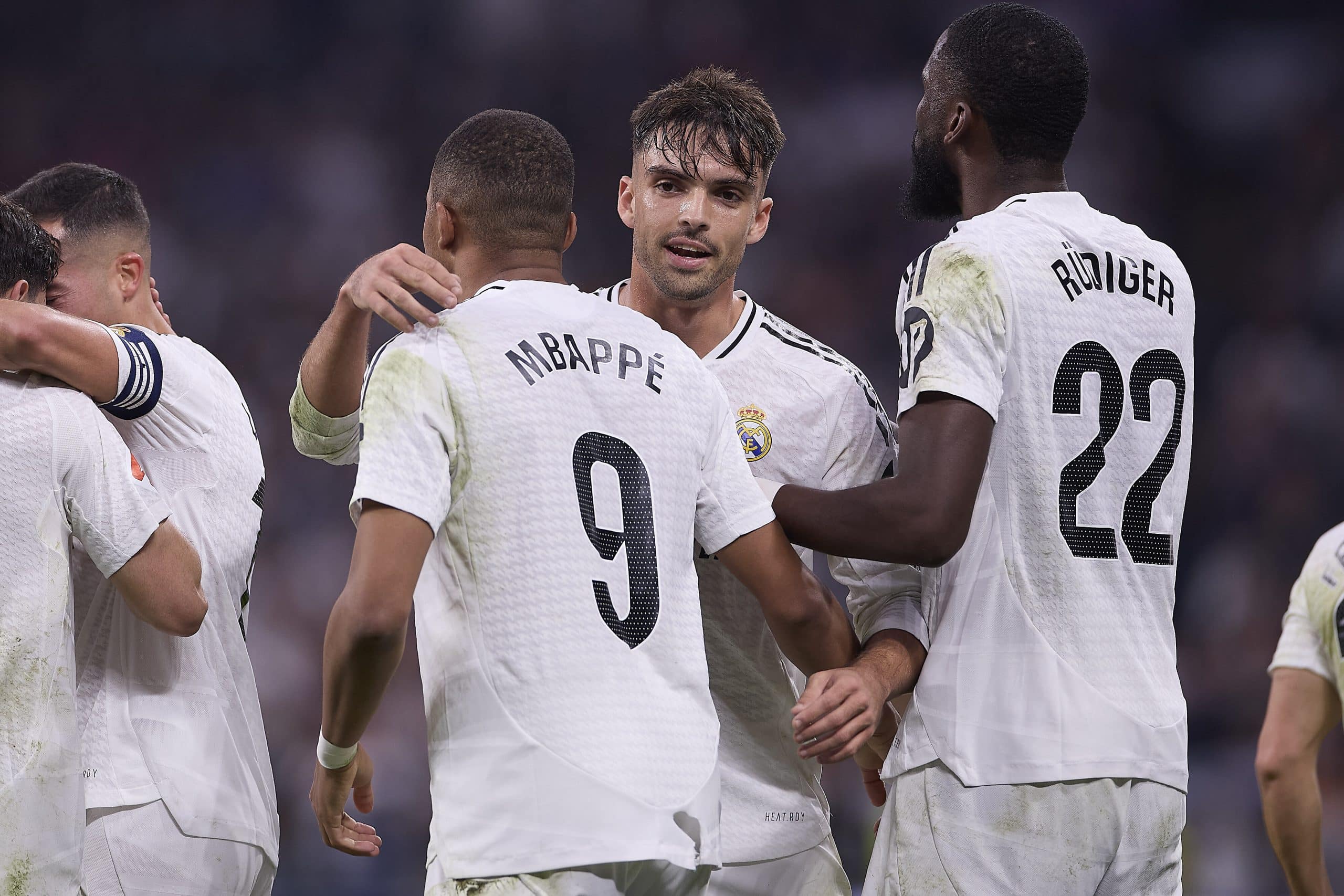 Kylian Mbappé félicité par Raul Asencio lors d'un match du Real Madrid.