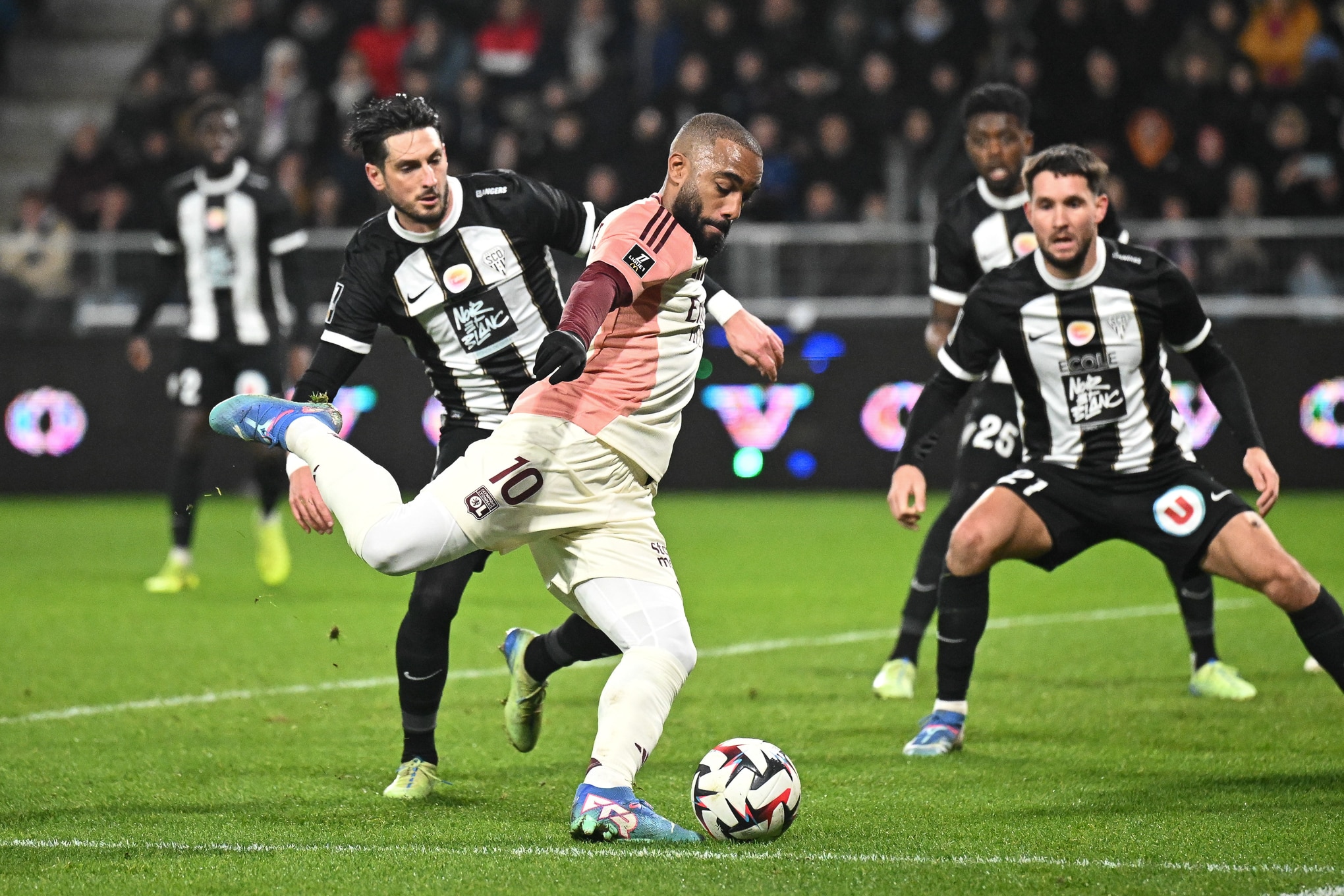 Alexandre Lacazette lors du match aller entre Angers et l'OL