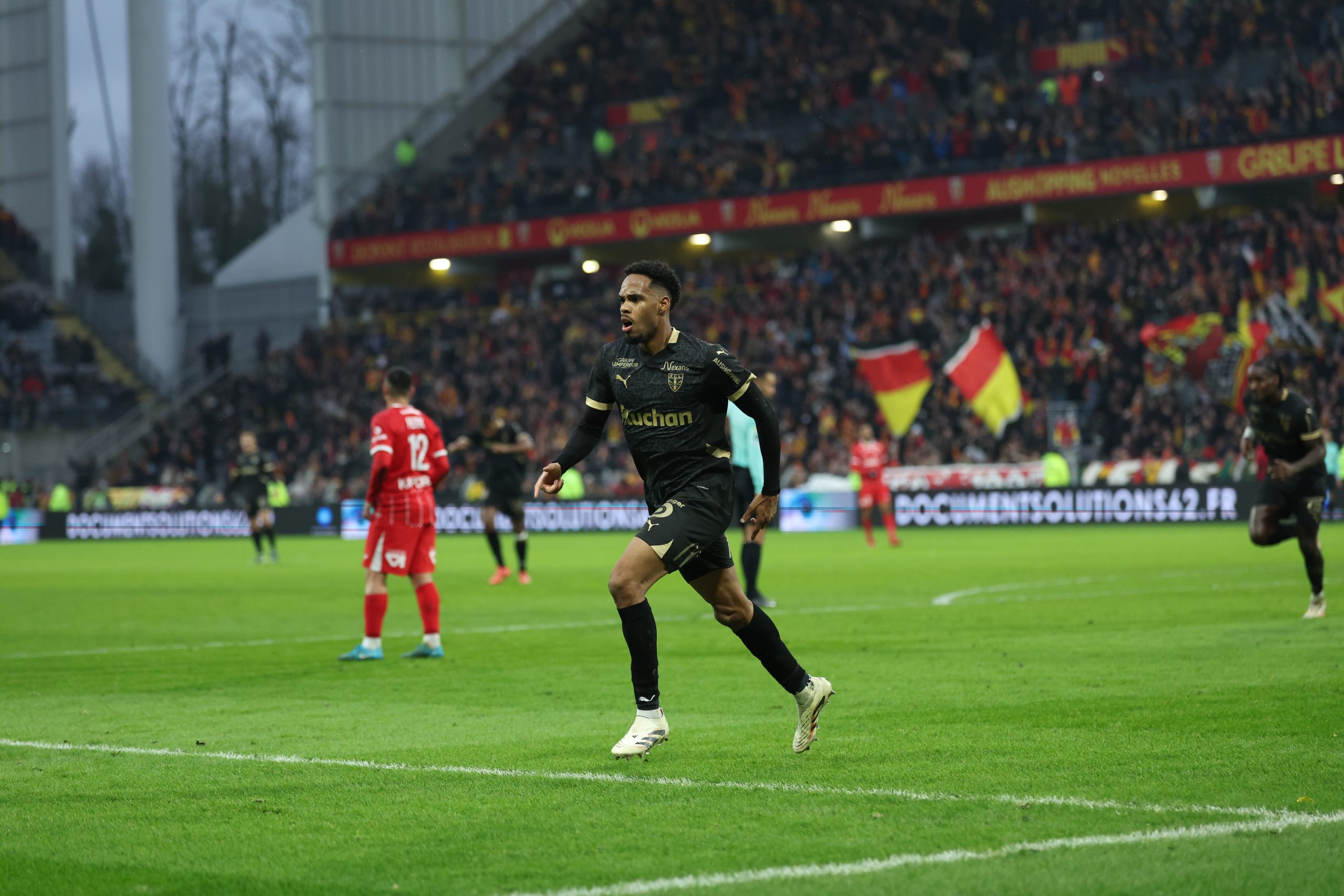 L'attaquant du RC Lens Rémy Labeau-Lascary célébrant son but contre Montpellier la saison dernière.