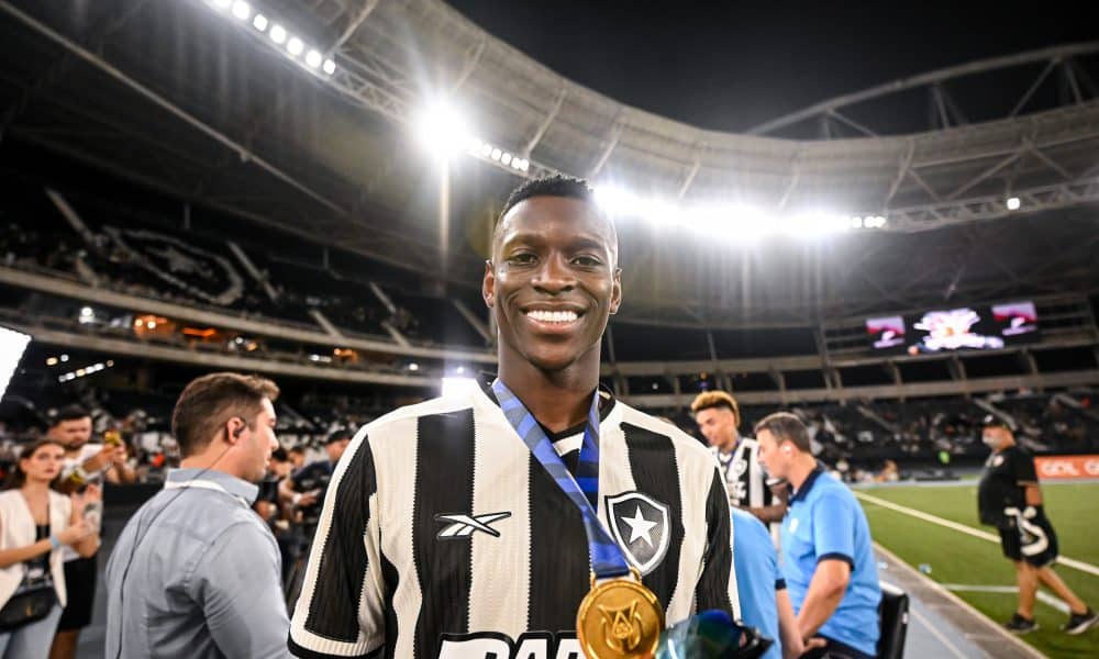 L'ailier de Botafogo Luiz Henrique, avec sa médaille de champion du Brésil.