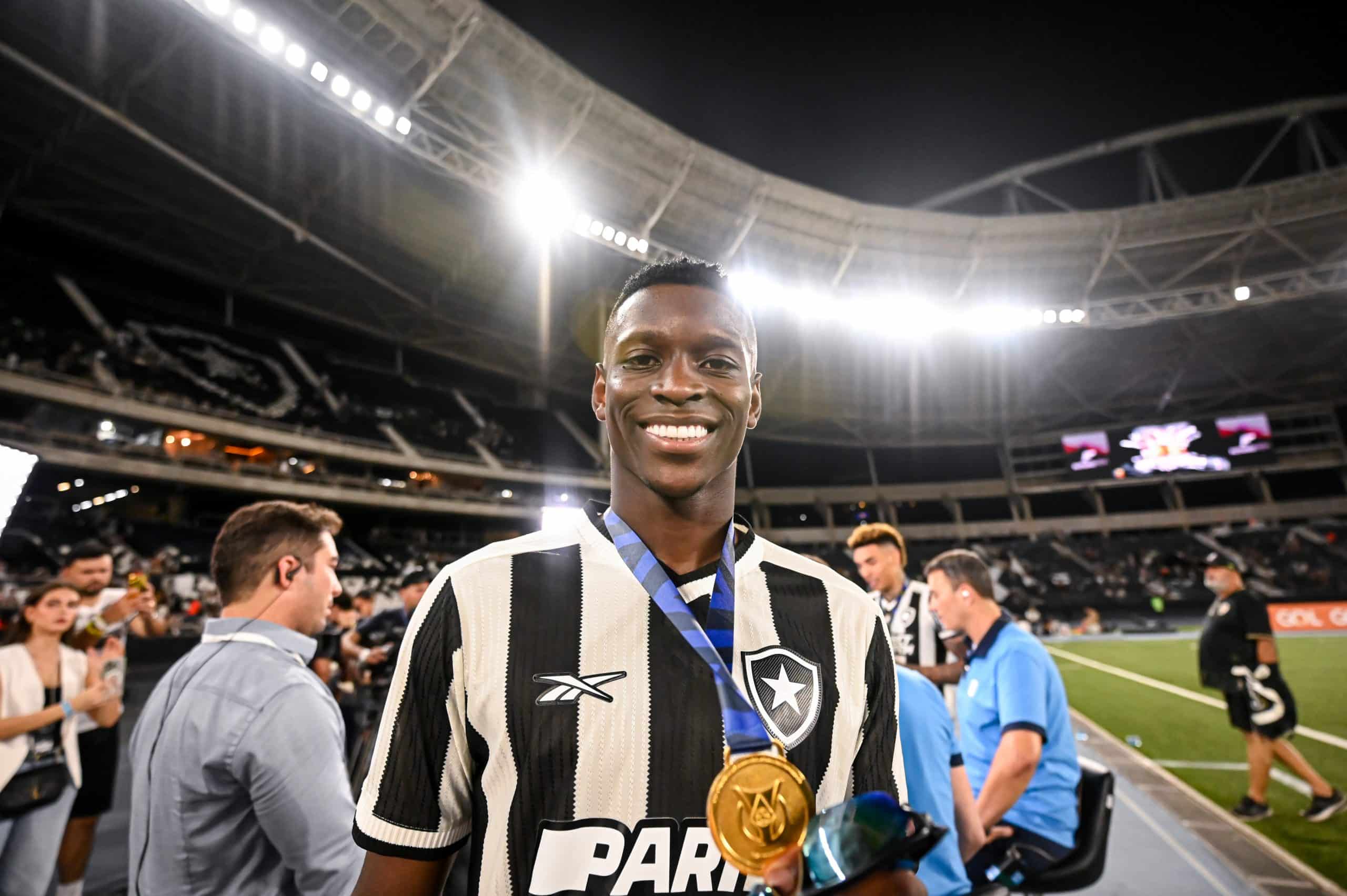 L'ailier de Botafogo Luiz Henrique, avec sa médaille de champion du Brésil.