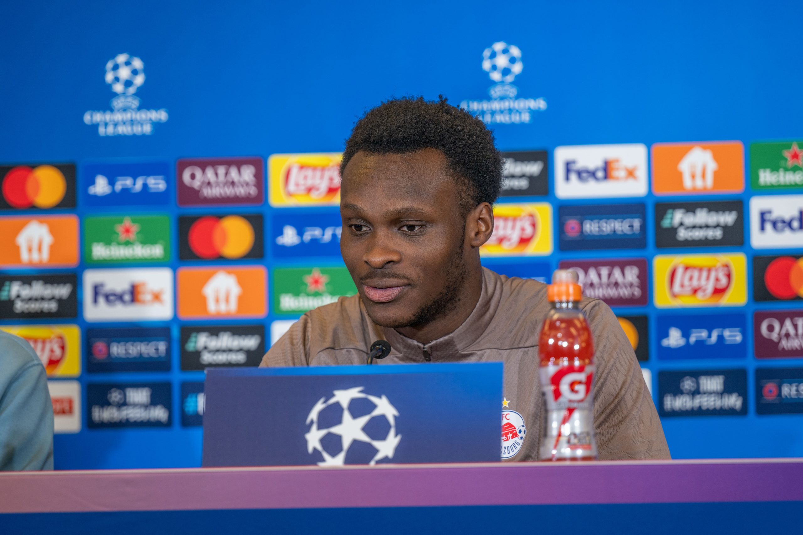 Le défenseur central autrichien Samson Baidoo lors d'une conférence de presse.