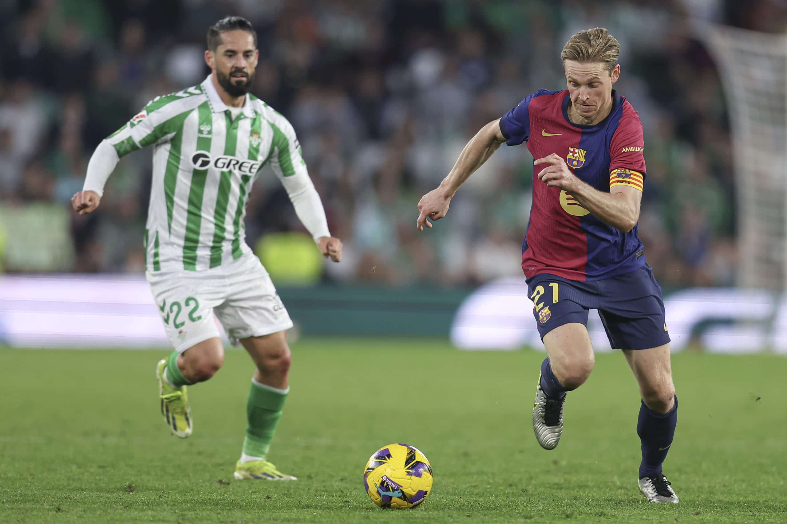 Isco au duel avec Frenkie de Jong lors du match aller entre le Real Betis et le Barça