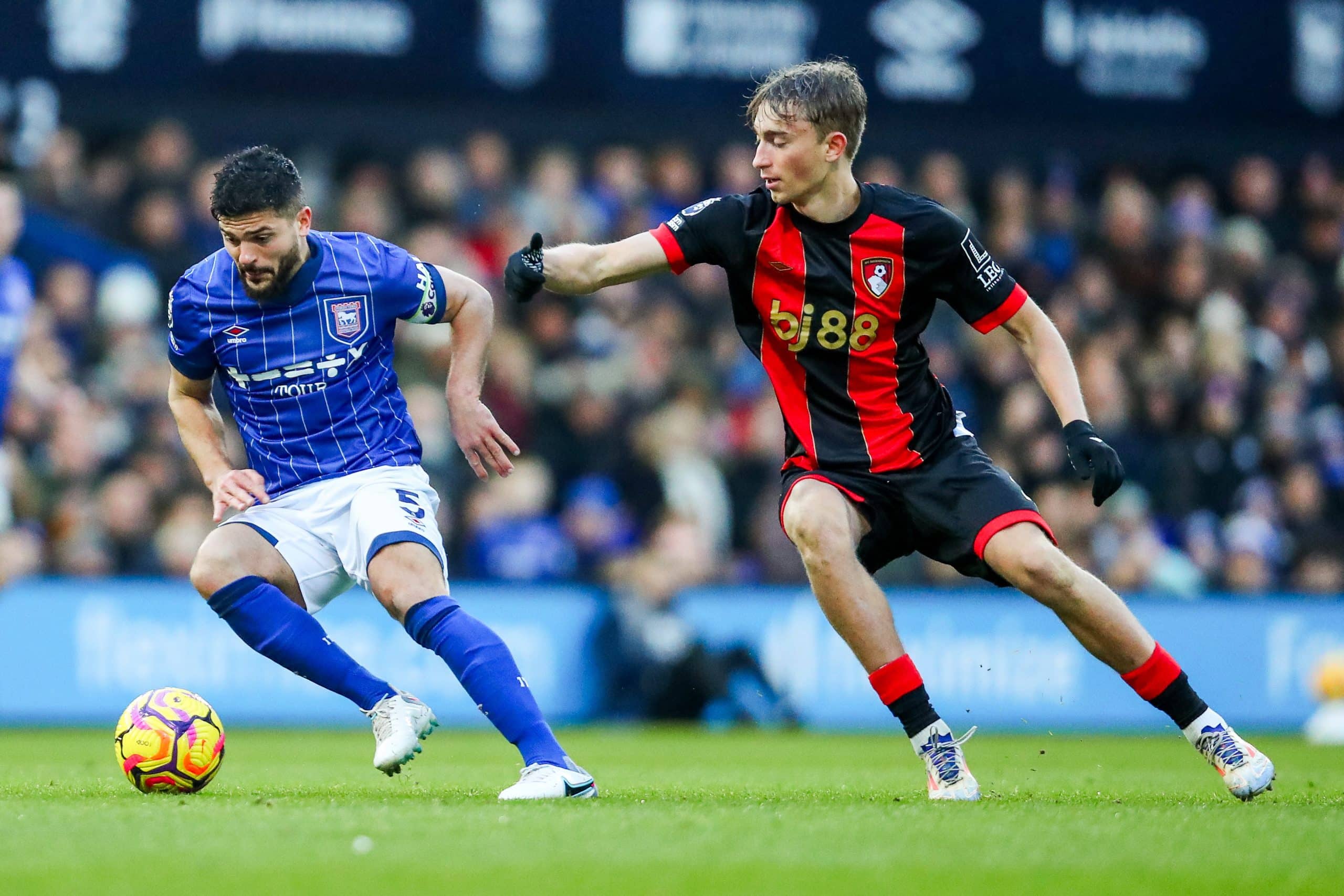 Dean Huijsen au duel avec Sam Morsy lors du match aller entre Ipswich et Bournemouth