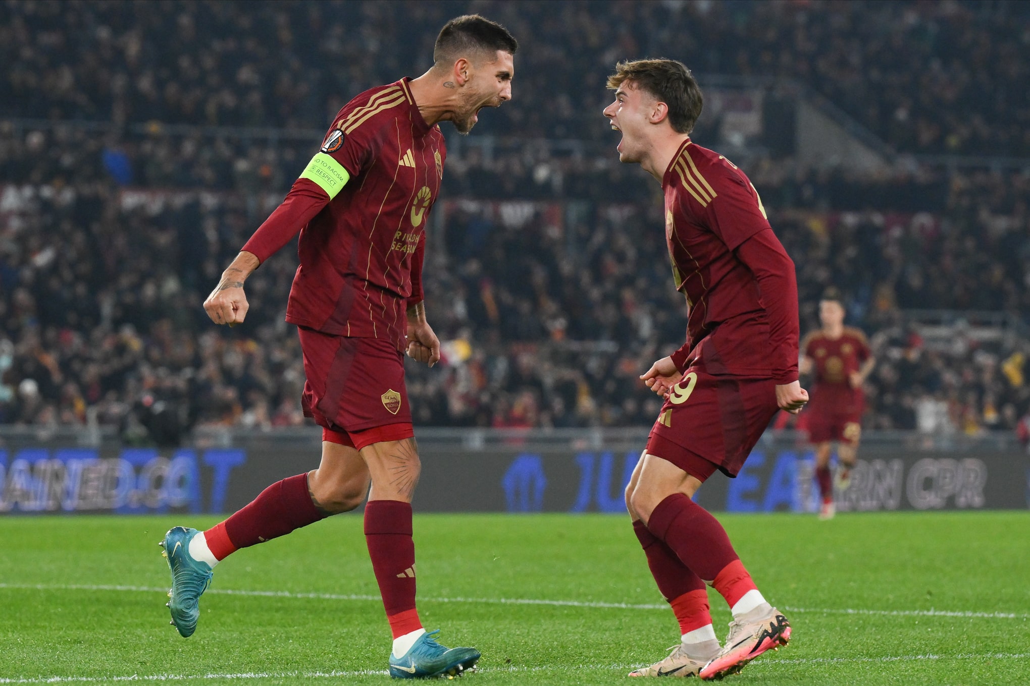 Nicola Zalewski avec son coéquipier de l'AS Roma, Lorenzo Pellegrini