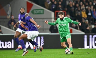 Zuriko Davitashvili (ASSE) face à la défense du Toulouse FC.