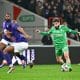 Zuriko Davitashvili (ASSE) face à la défense du Toulouse FC.