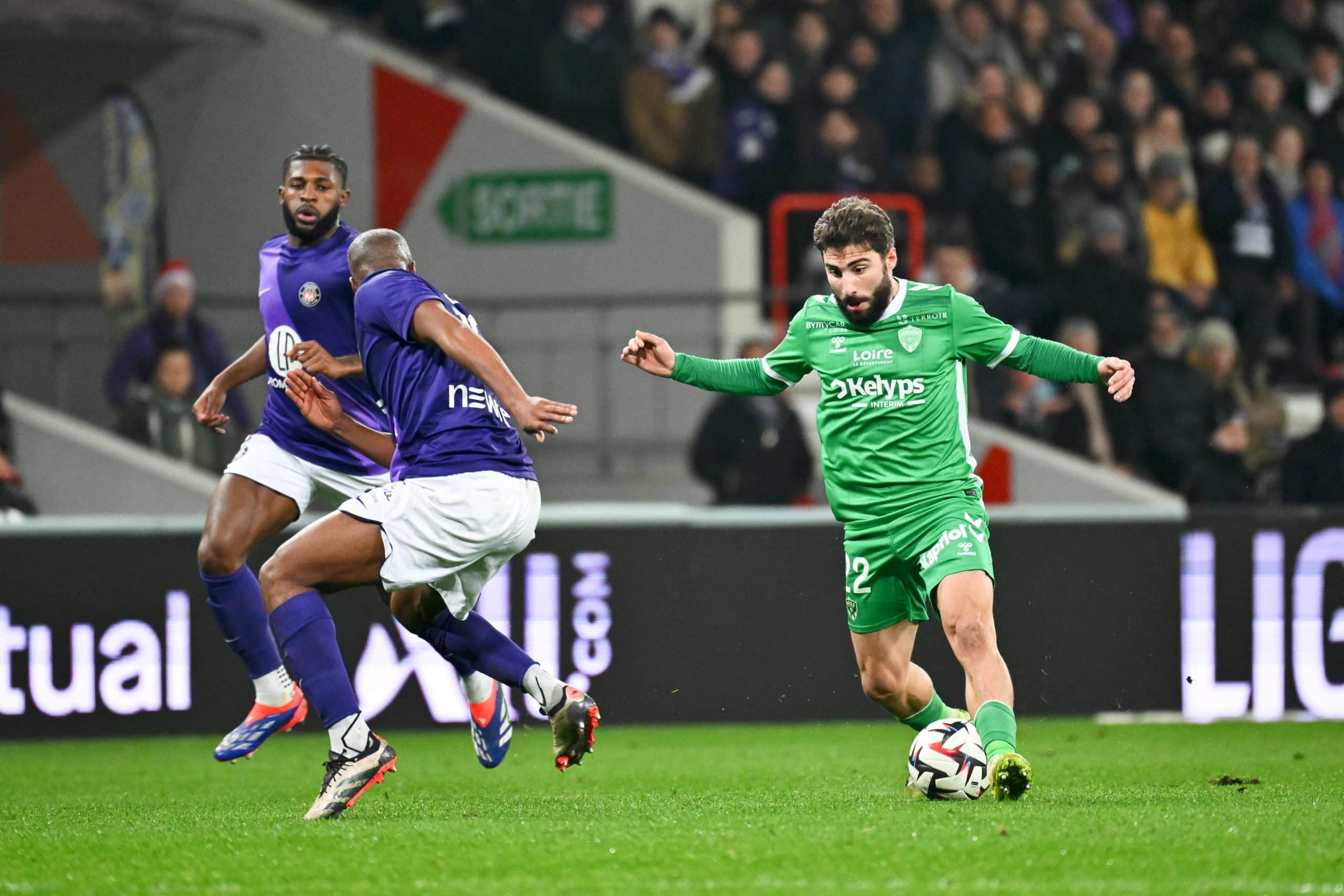 Zuriko Davitashvili (ASSE) face à la défense du Toulouse FC.