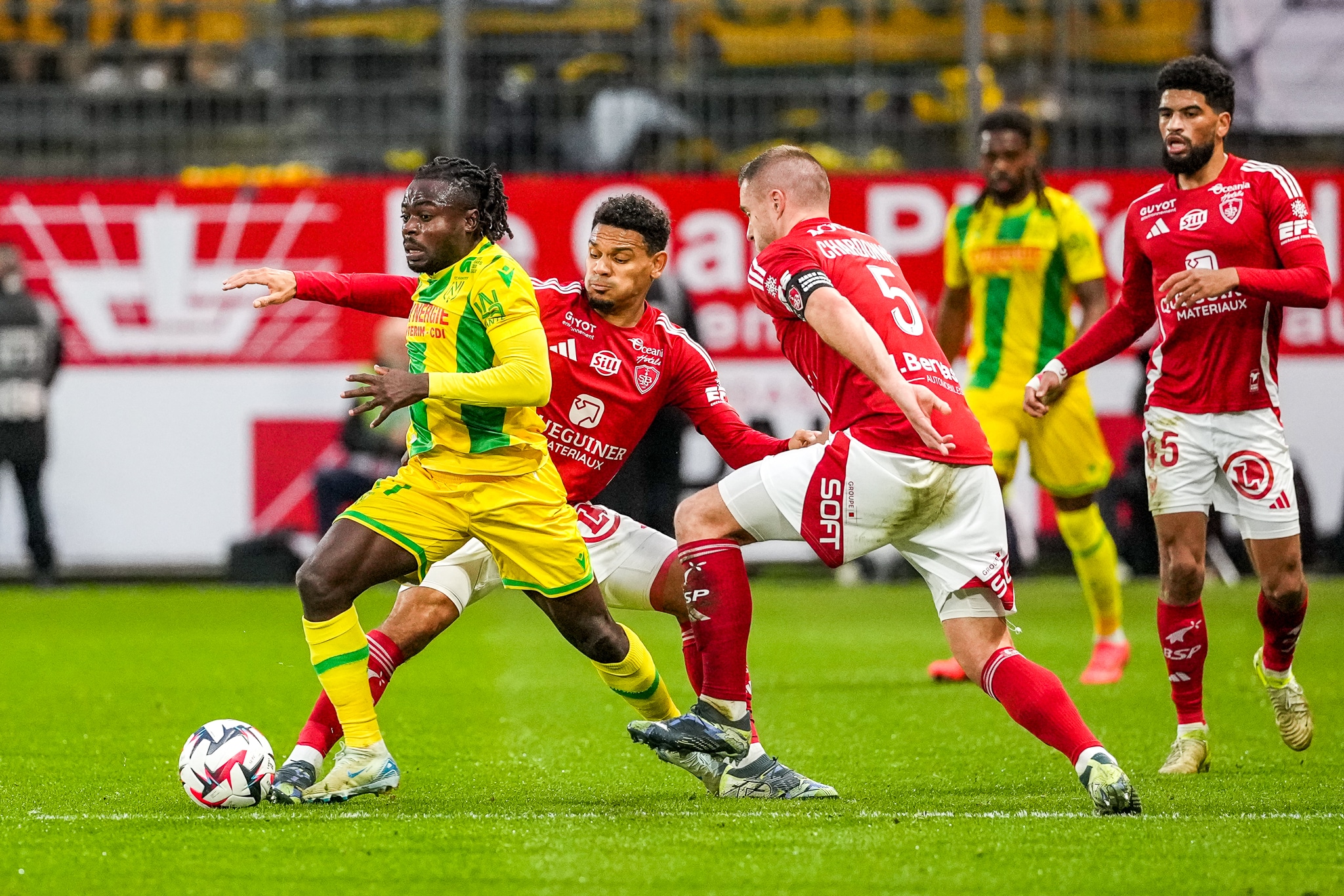 Moses Simon face à la défense brestoise