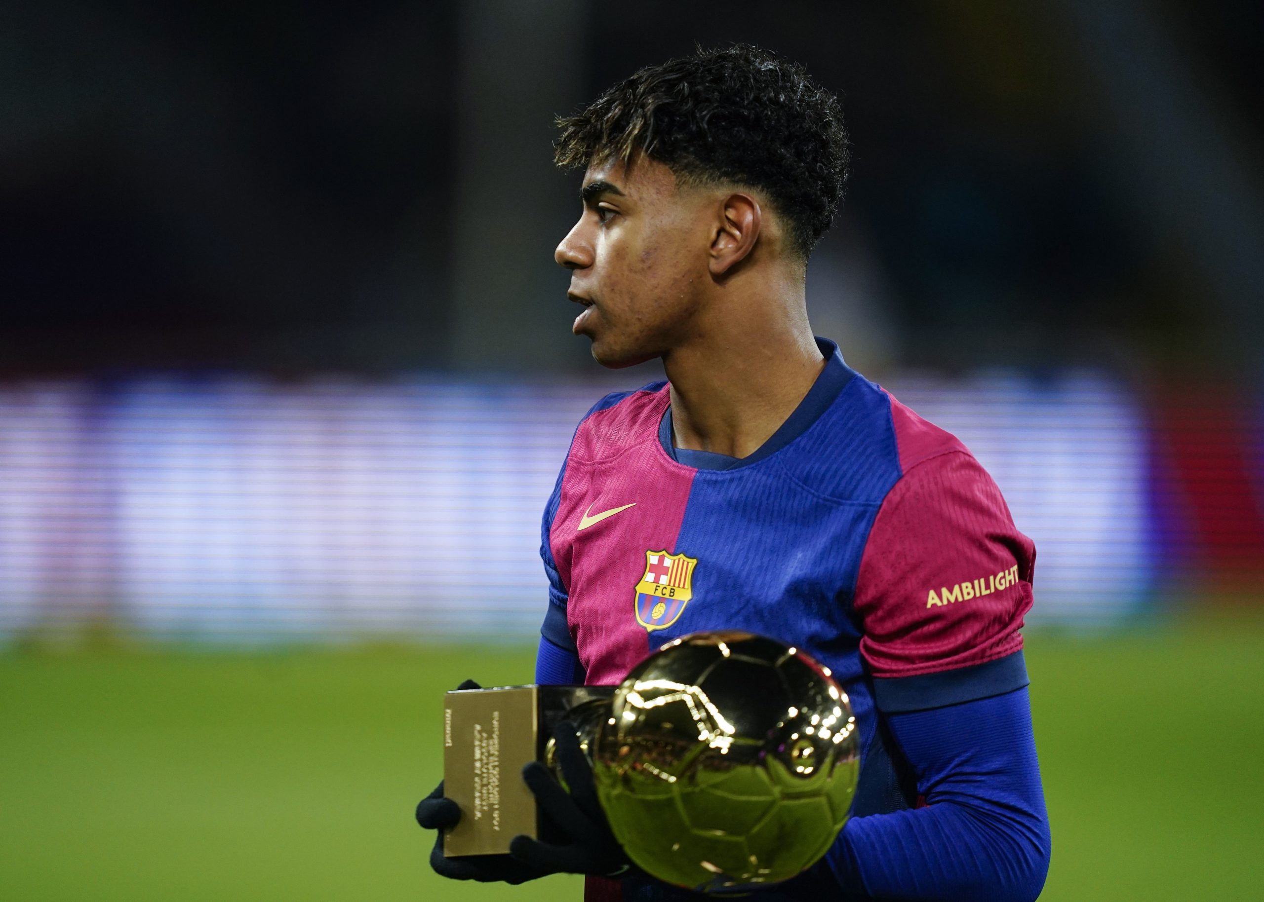 Lamine Yamal posant avec le trophée du Golden Boy 2024.