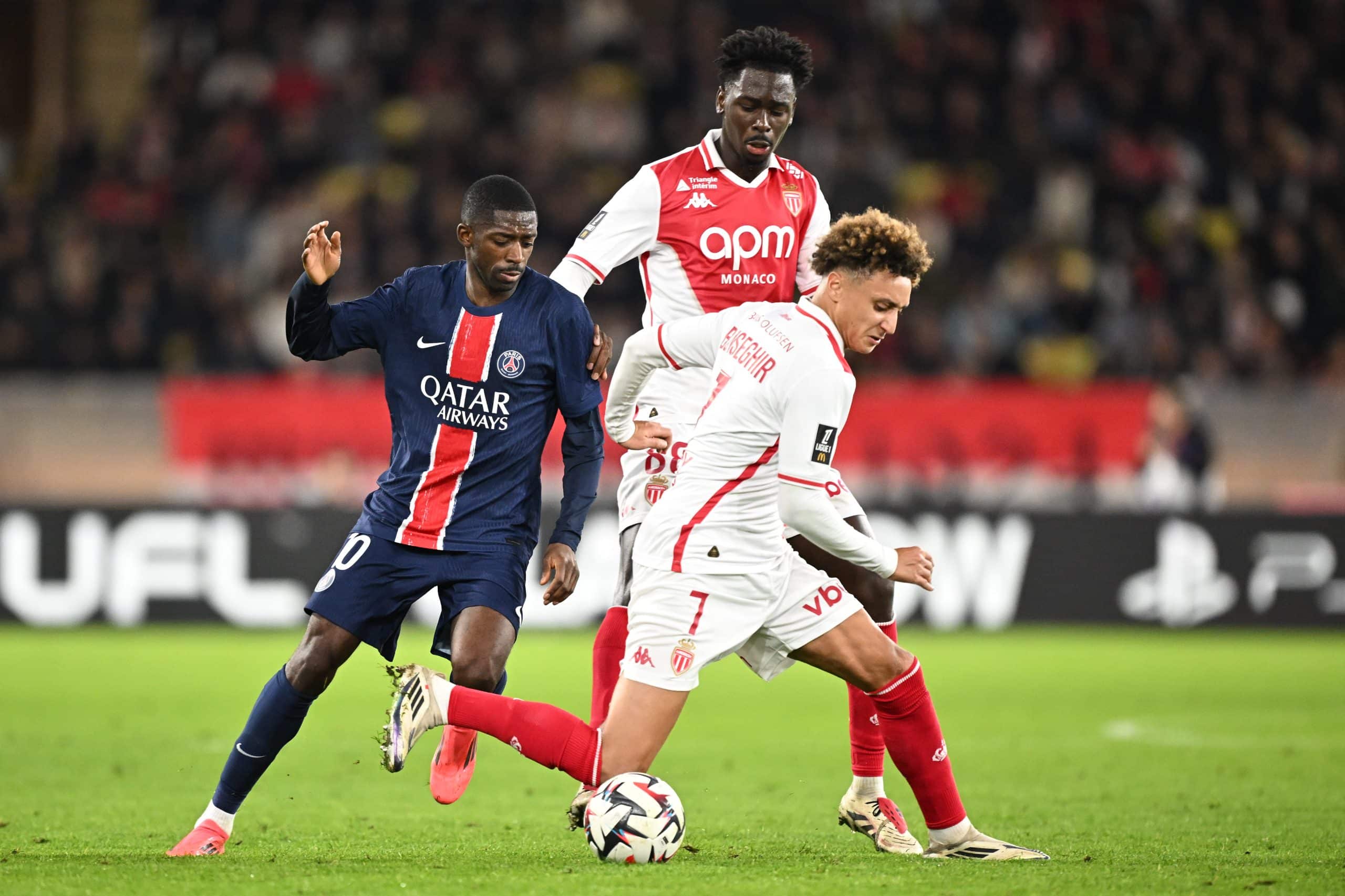 Ousmane Dembélé au duel avec Eliesse Ben Seghir