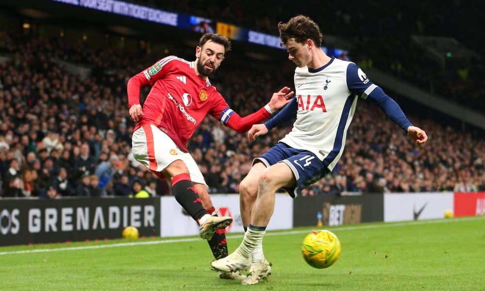 Bruno Fernandez (Manchester United) au duel avec Archie Gray (Tottenham)