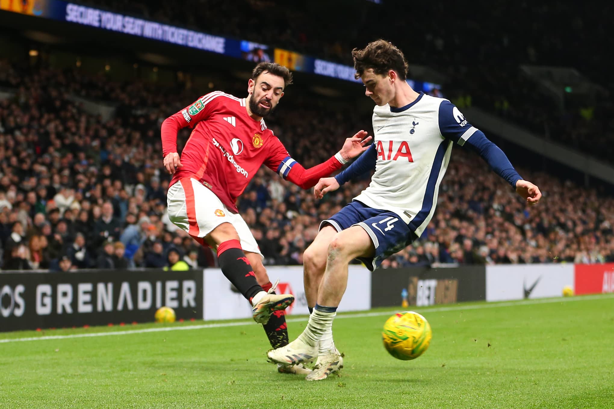 Bruno Fernandez (Manchester United) au duel avec Archie Gray (Tottenham)
