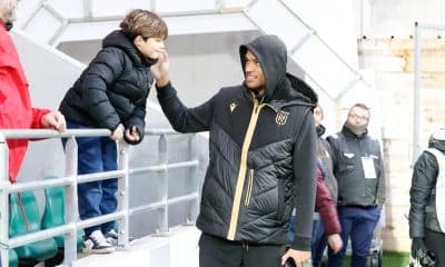 Alban Lafont saluant un jeune fan du FC Nantes.