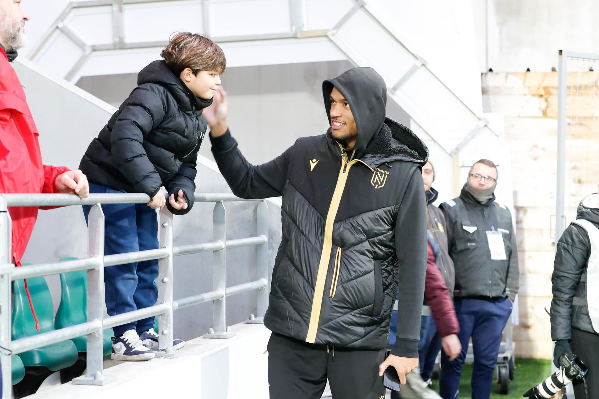 Alban Lafont saluant un jeune fan du FC Nantes.