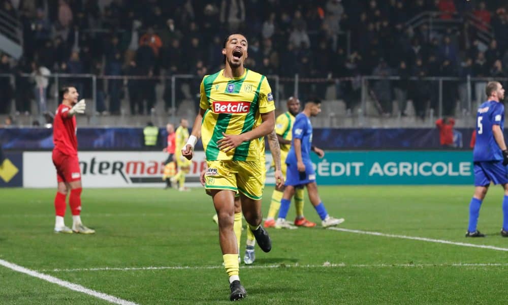 Nathan Zézé, le défenseur du FC Nantes, intéresse le PSG.