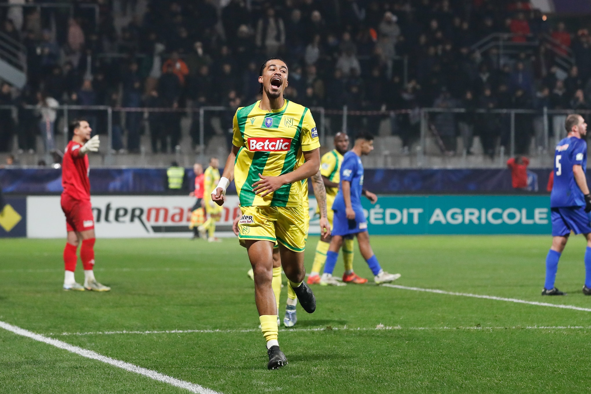 Nathan Zézé, le défenseur du FC Nantes, intéresse le PSG.