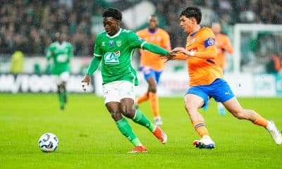 Ayman Aiki (ASSE) au duel avec Leonardo Balerdi (OM)