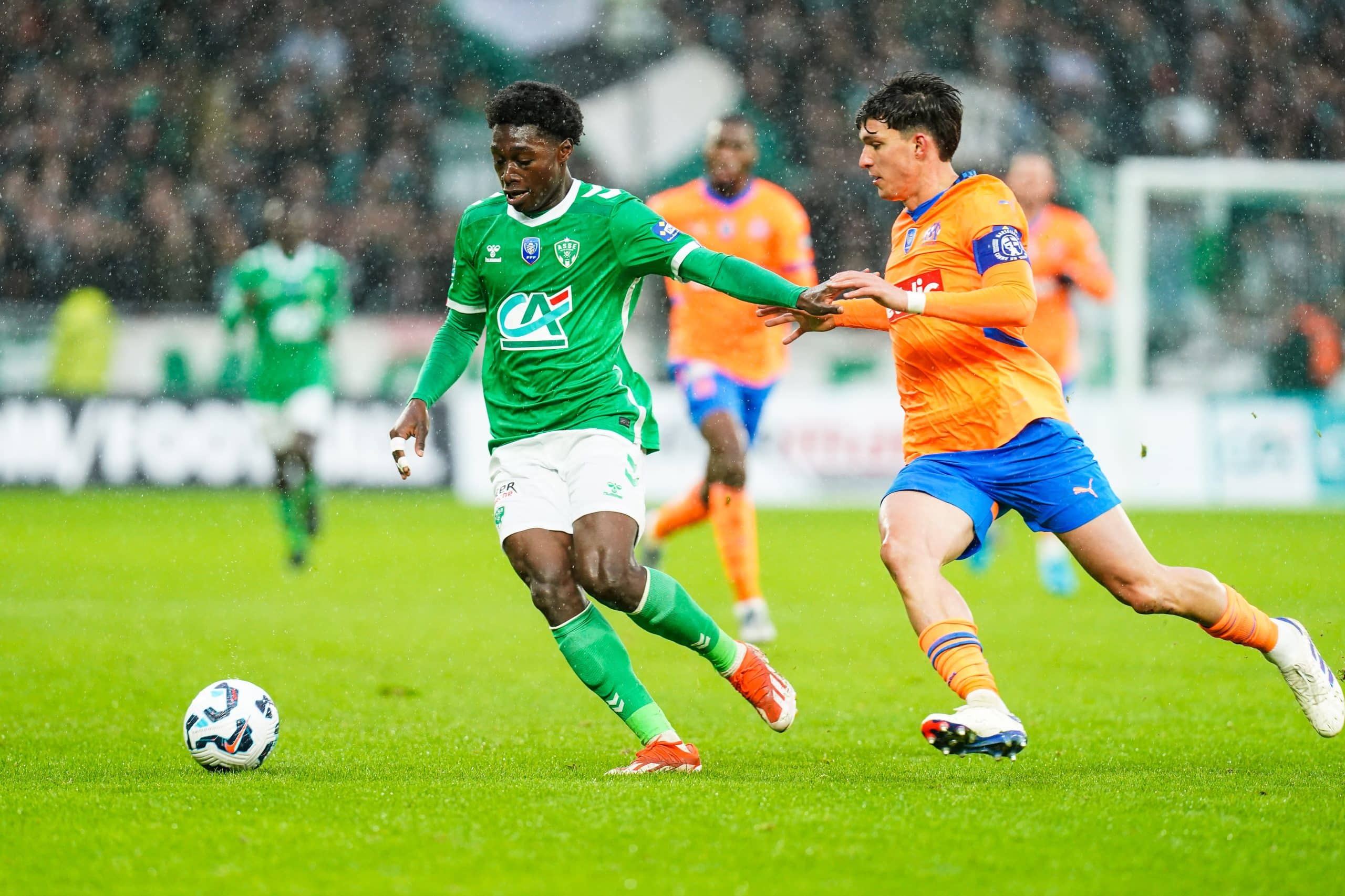 Ayman Aiki (ASSE) au duel avec Leonardo Balerdi (OM)