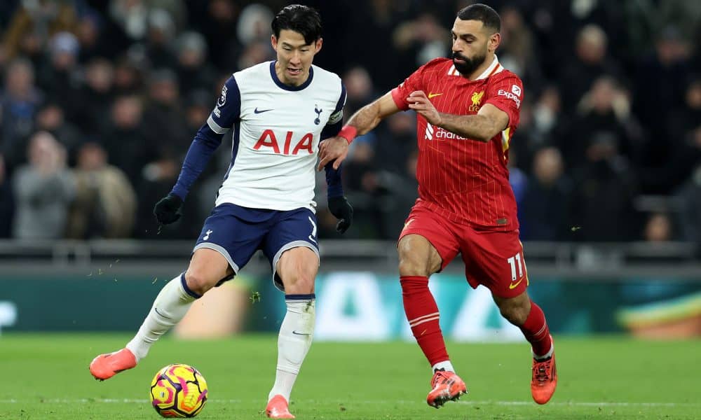 Mohamed Salah (Liverpool) tentant de prendre la balle à Heung-min Son (Tottenham)