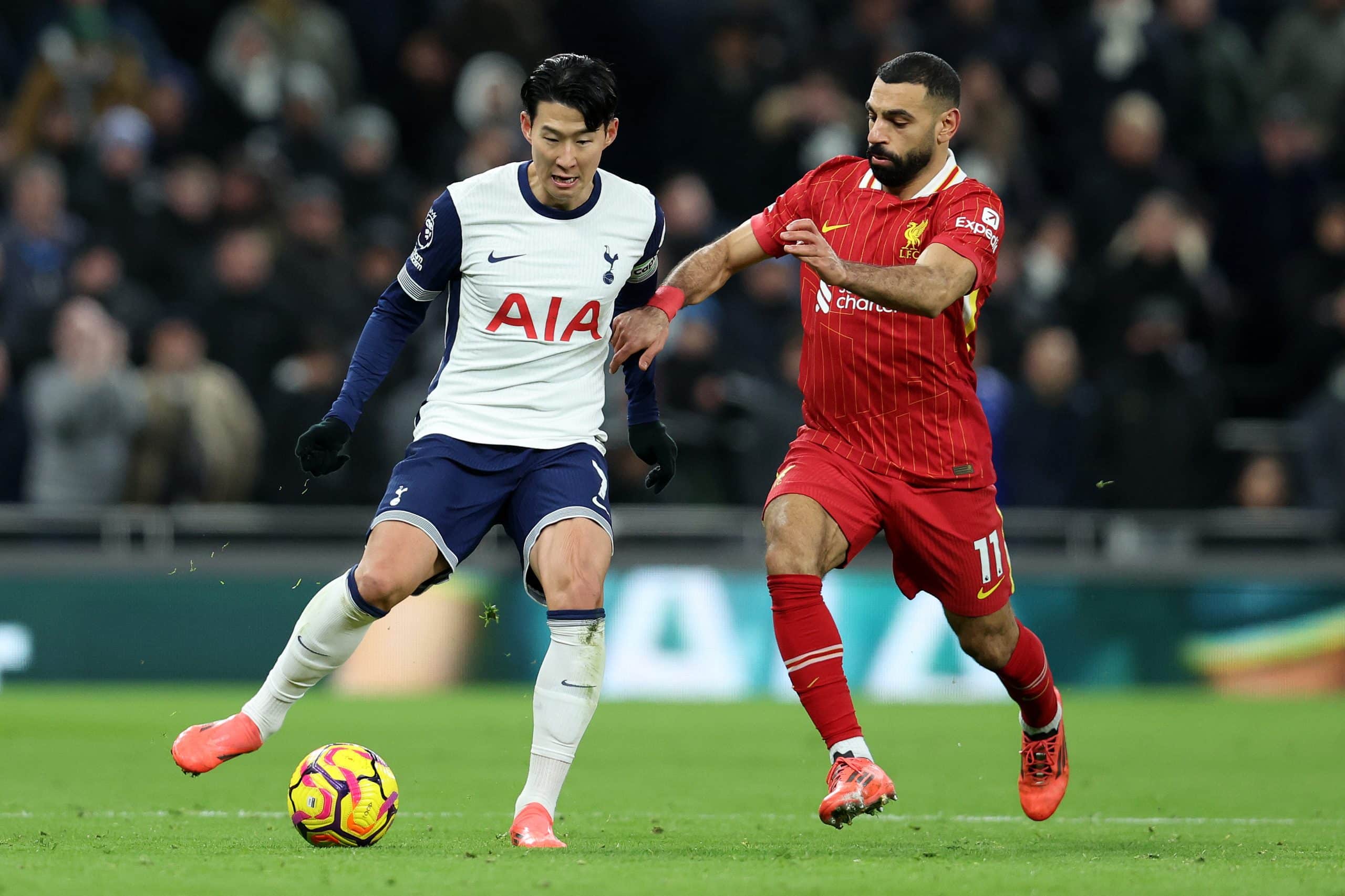 Mohamed Salah (Liverpool) tentant de prendre la balle à Heung-min Son (Tottenham)