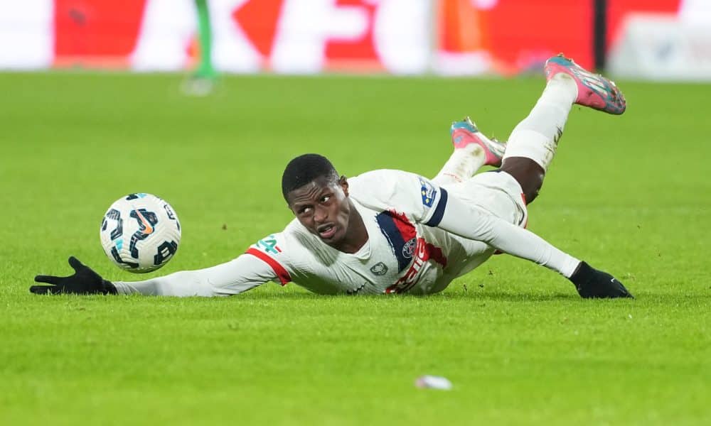 Le latéral gauche du PSG Nuno Mendes, à terre, lors du match de Coupe de France à Lens.