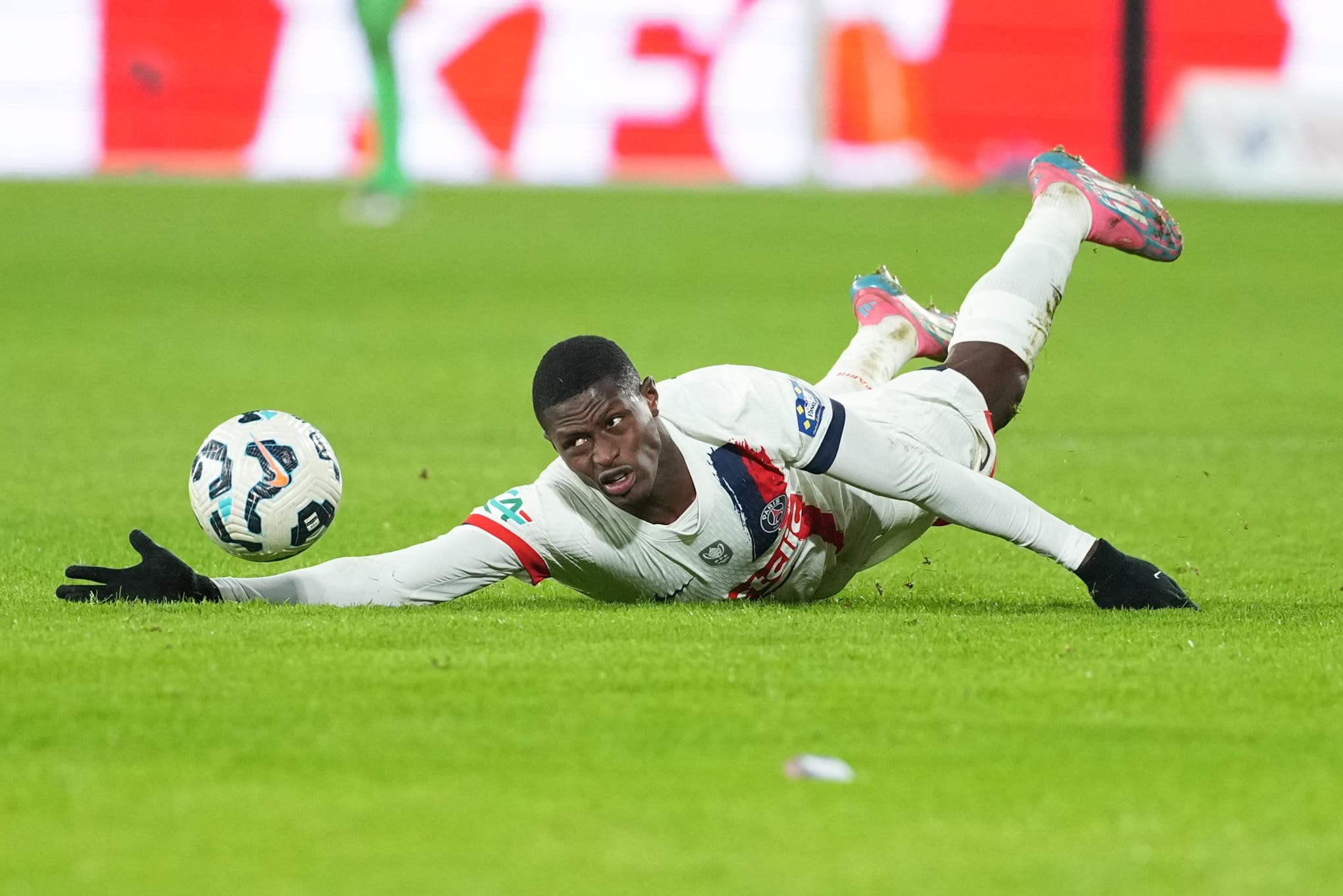 Le latéral gauche du PSG Nuno Mendes, à terre, lors du match de Coupe de France à Lens.