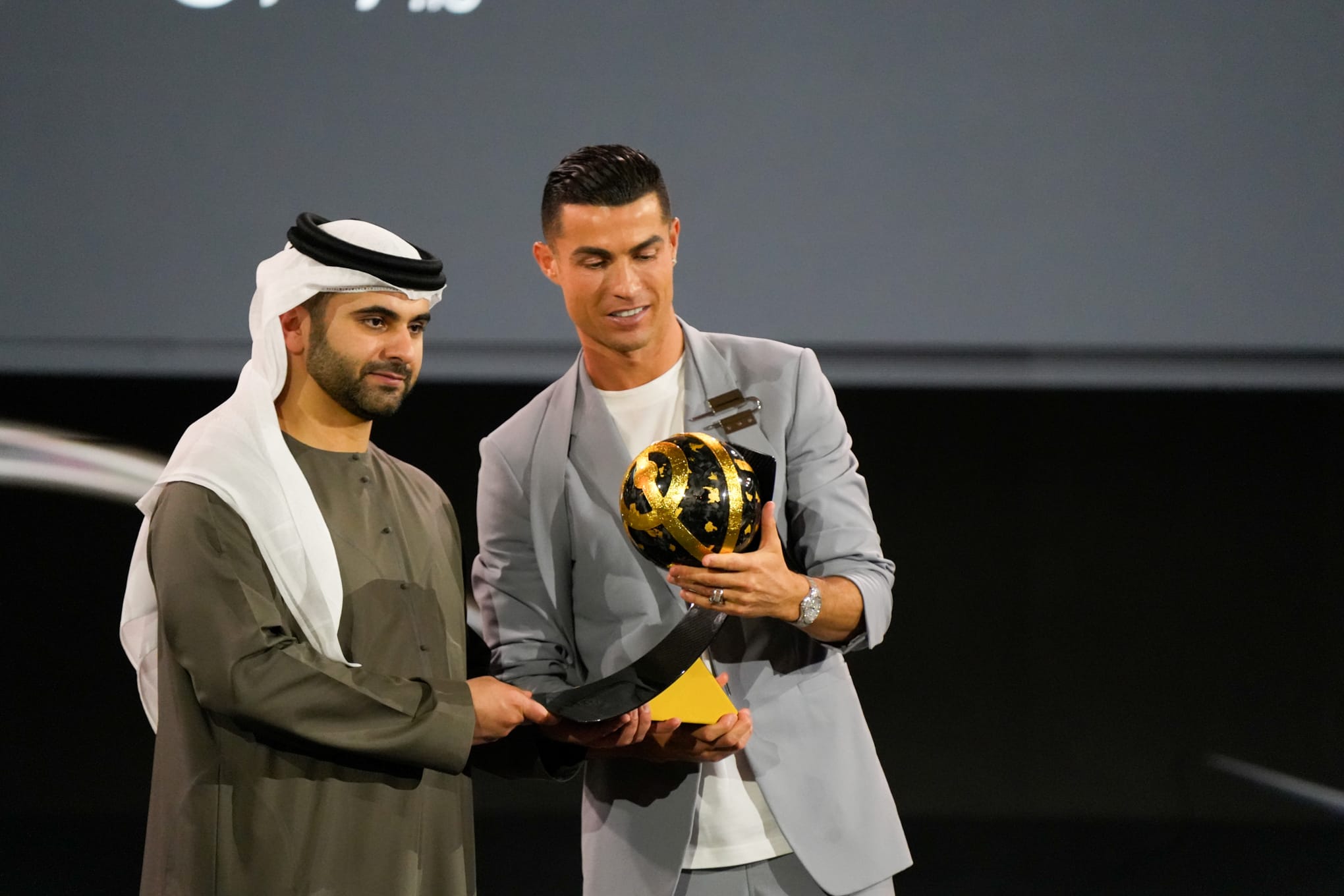 Cristiano Ronaldo reçoit encore un trophée...