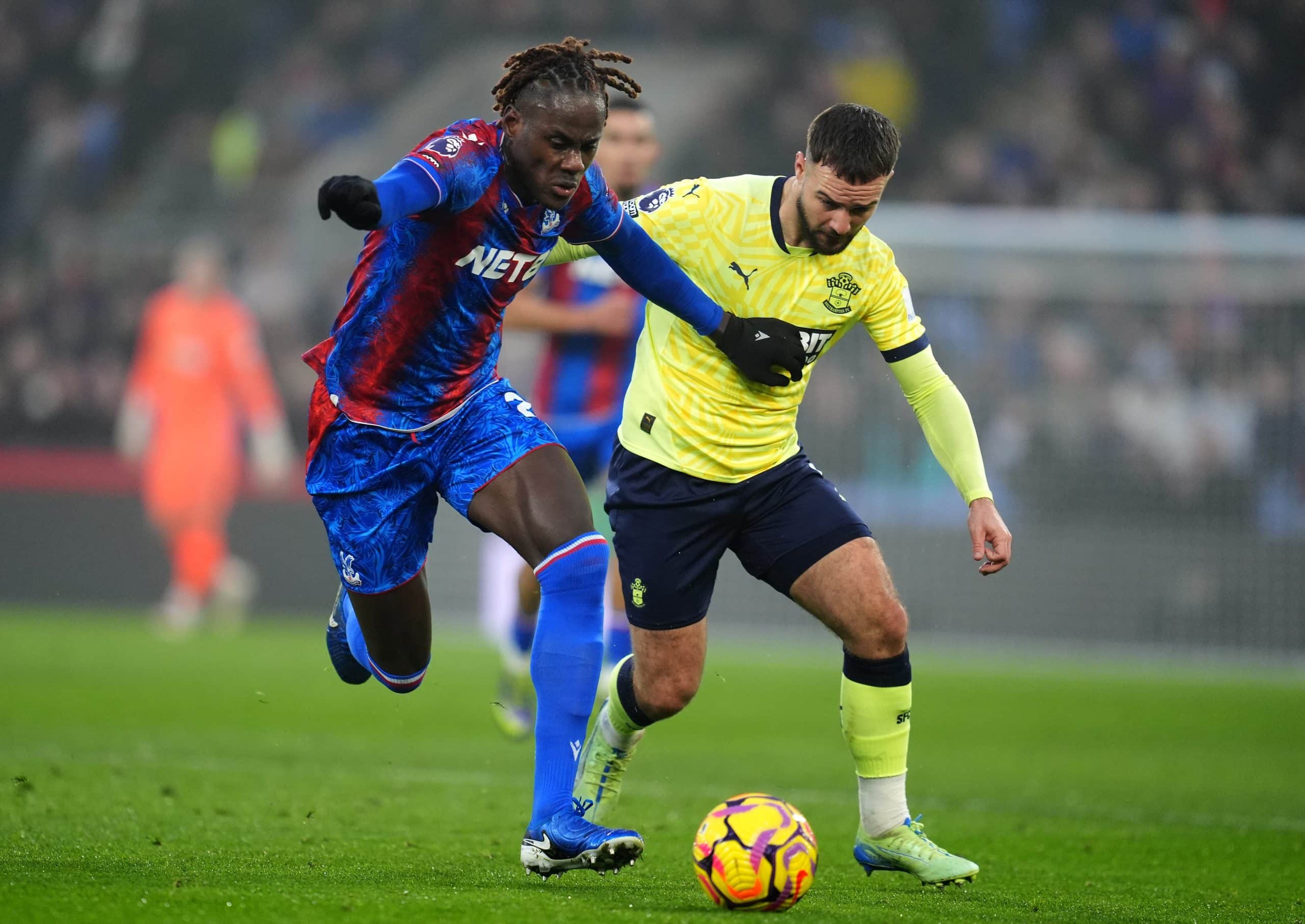Trevoh Chalobah au duel avec Adam Armstrong lors du match aller entre Crystal Palace et Southampton