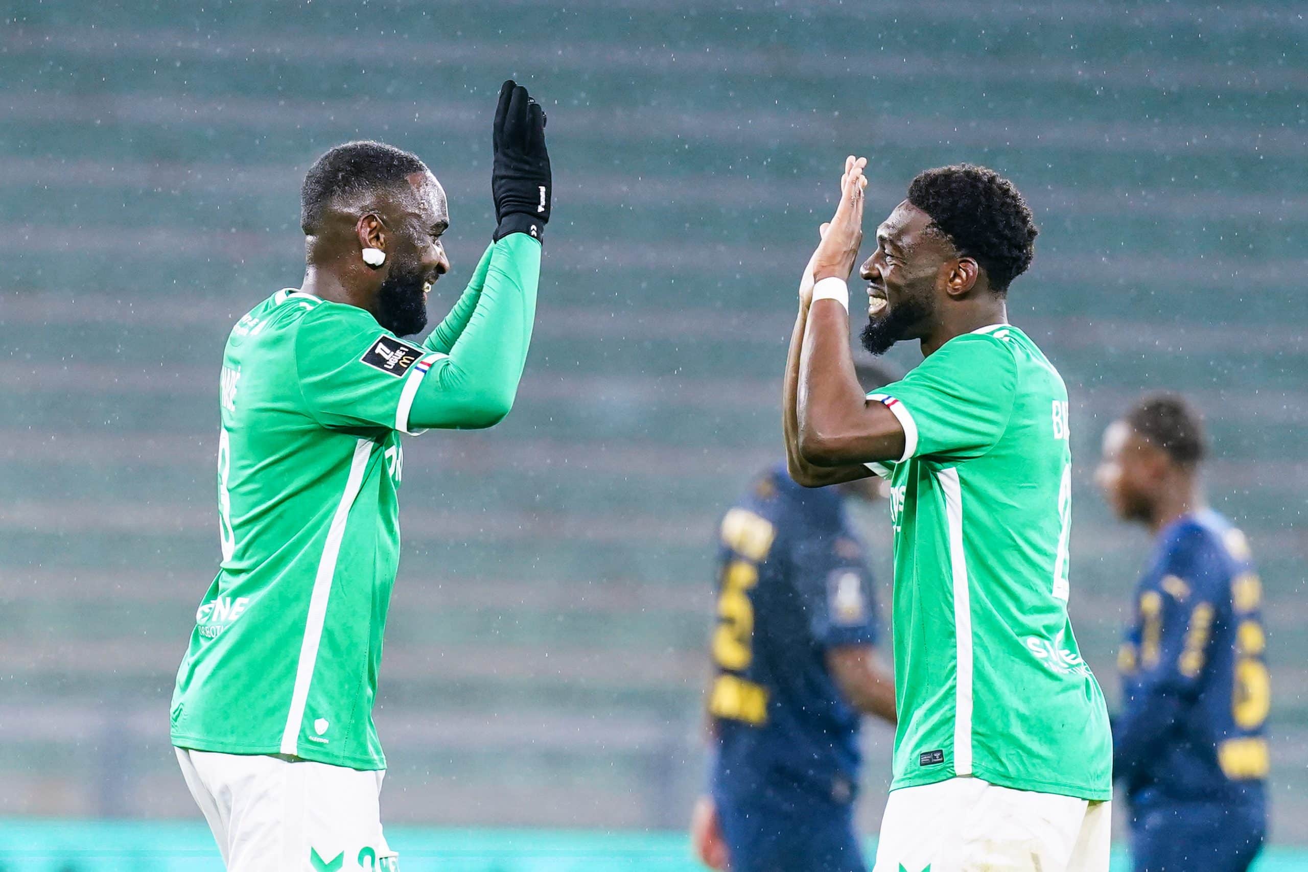 Nadé et Batubinsika se tapent dans les mains à l'ASSE.