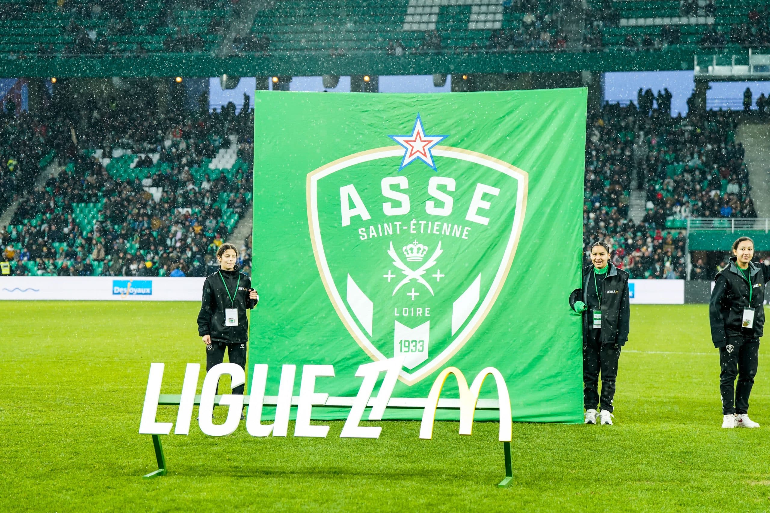 Le logo de l'ASSE brandi à l'entrée des joueurs dans le Chaudron.