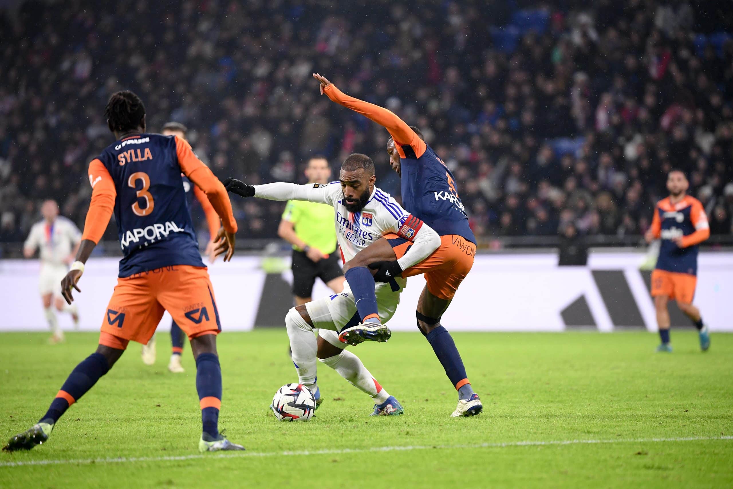 Alexandre Lacazette et l'OL ont du batailler pour arracher les trois points face au MHSC.