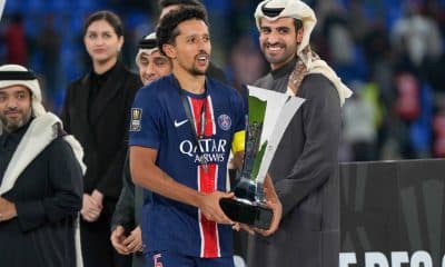 Marquinhos soulève le Trophée des Champions avec le PSG au Qatar.