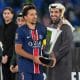 Marquinhos soulève le Trophée des Champions avec le PSG au Qatar.