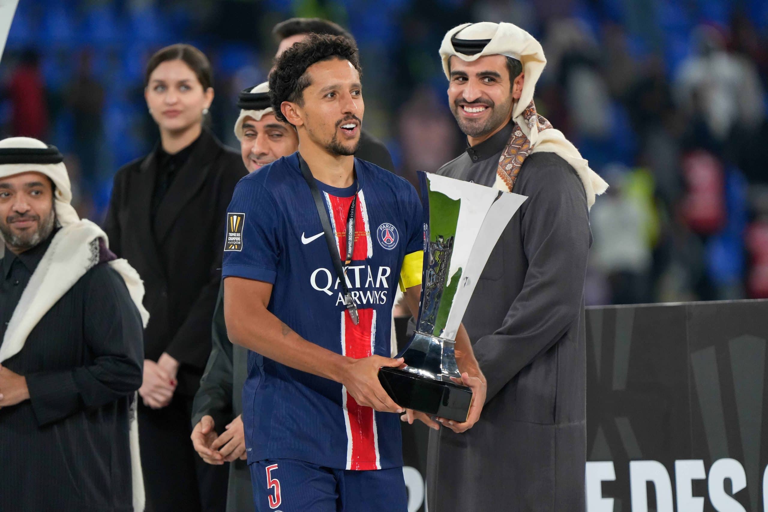 Marquinhos soulève le Trophée des Champions avec le PSG au Qatar.