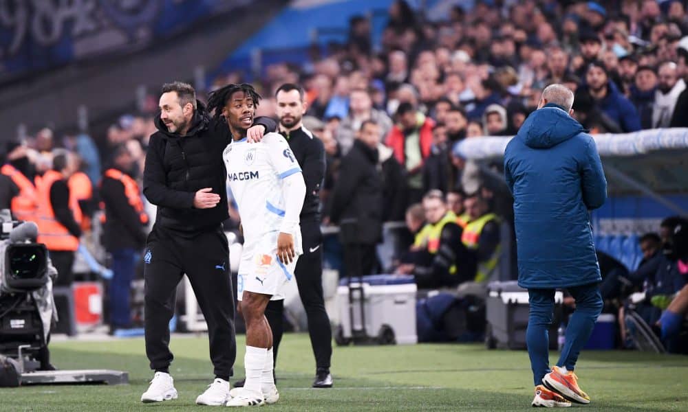 L'entraîneur de l'OM, Roberto De Zerbi, félicitant Elye Wahi après son but face au Havre (5-1)