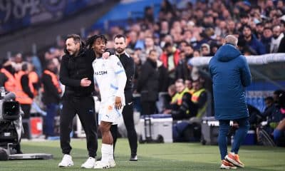 L'entraîneur de l'OM, Roberto De Zerbi, félicitant Elye Wahi après son but face au Havre (5-1)