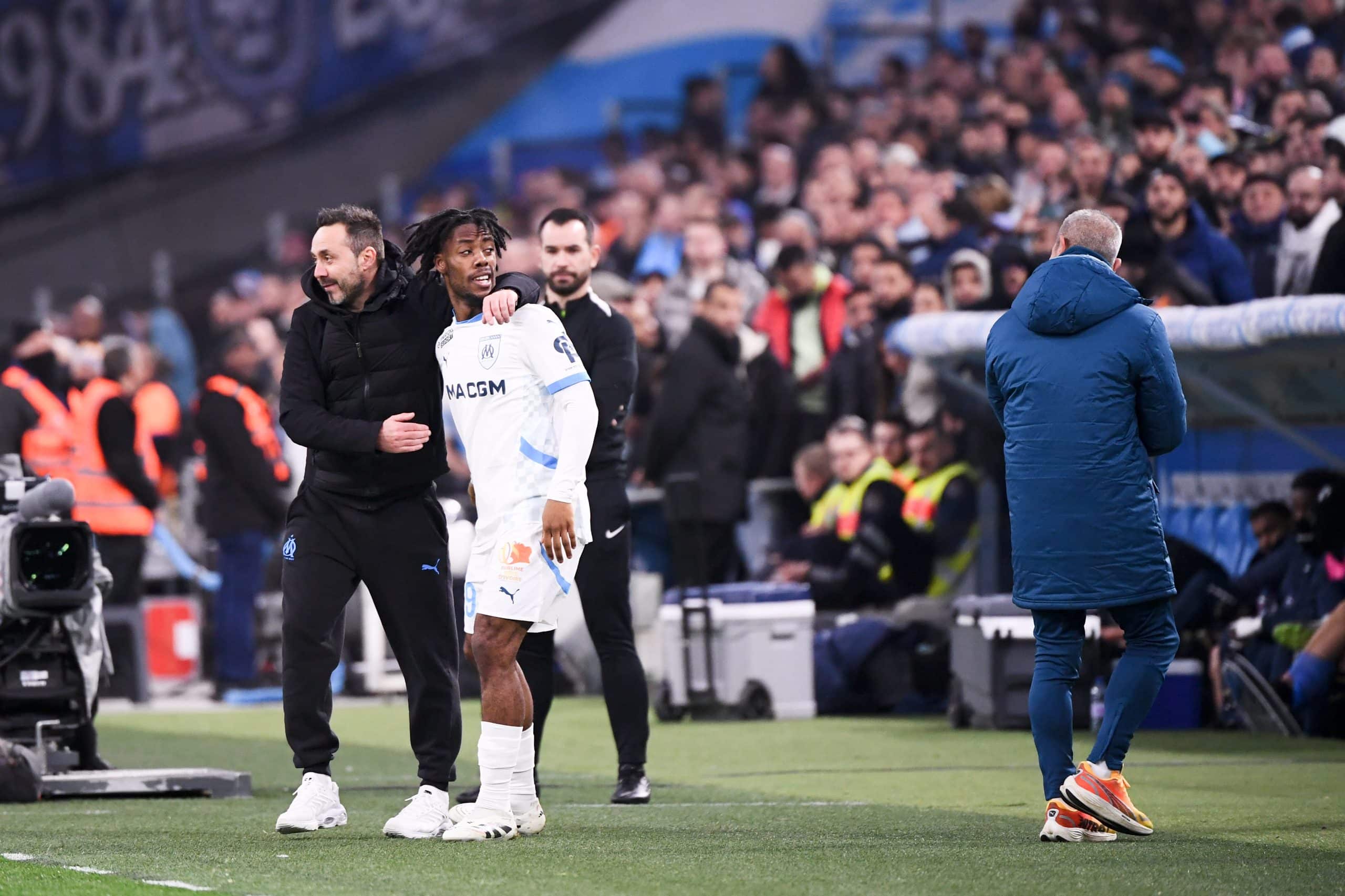 L'entraîneur de l'OM, Roberto De Zerbi, félicitant Elye Wahi après son but face au Havre (5-1)