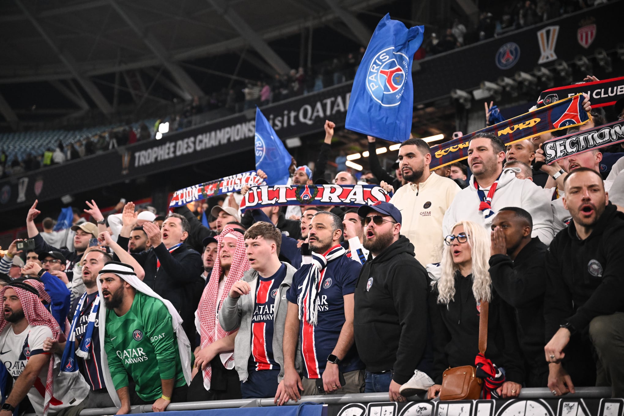 Supporters du PSG présents au Trophée des champions disputé au Qatar.