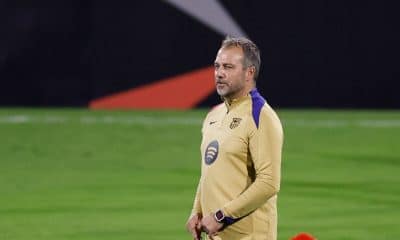 Hansi Flick souriant lors d'un entraînement du FC Barcelone.