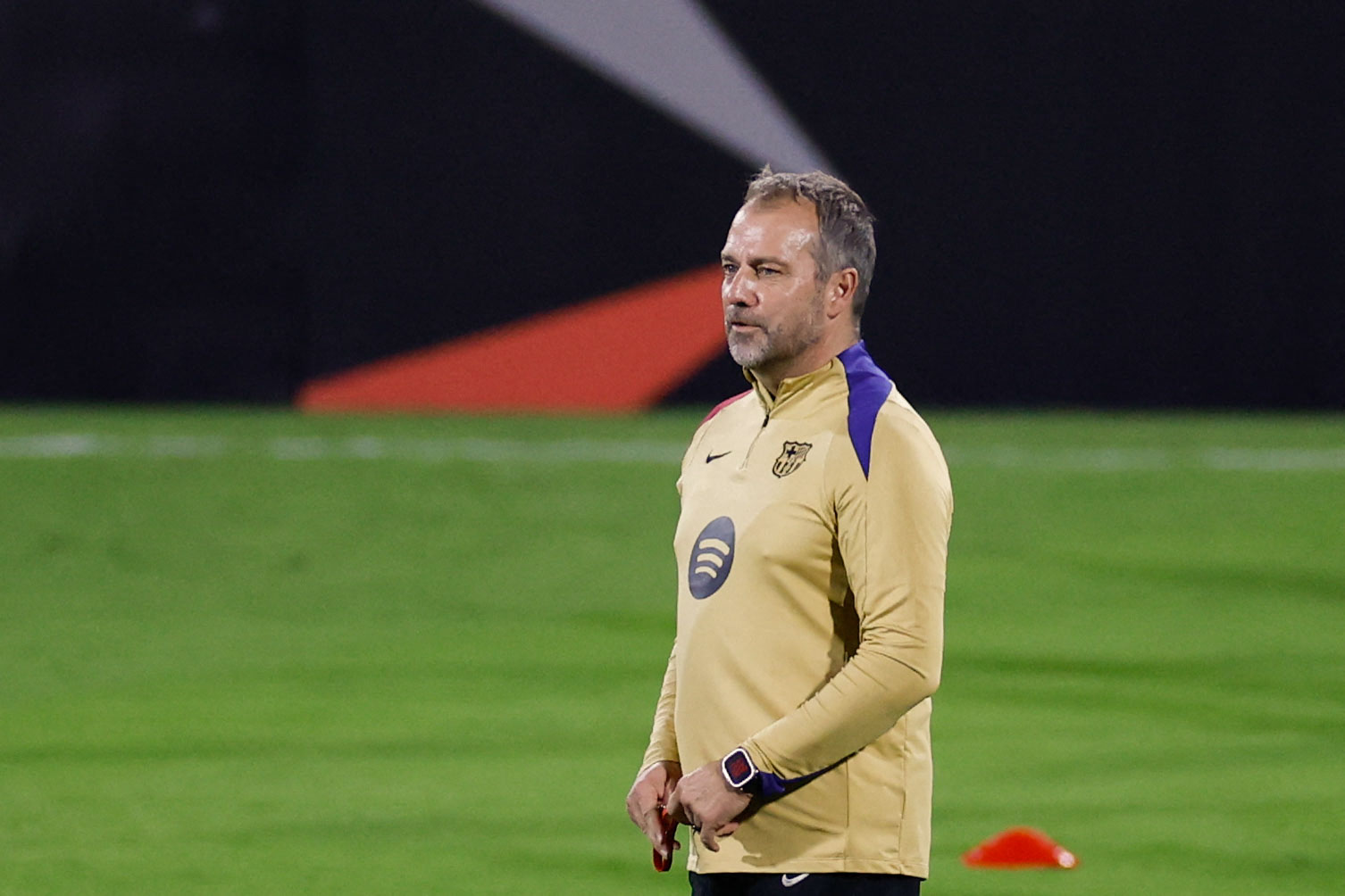 Hansi Flick souriant lors d'un entraînement du FC Barcelone.