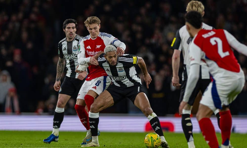 Joelington au duel avec Martin Odegaard lors du dernier Newcastle - Arsenal