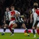 Joelington au duel avec Martin Odegaard lors du dernier Newcastle - Arsenal
