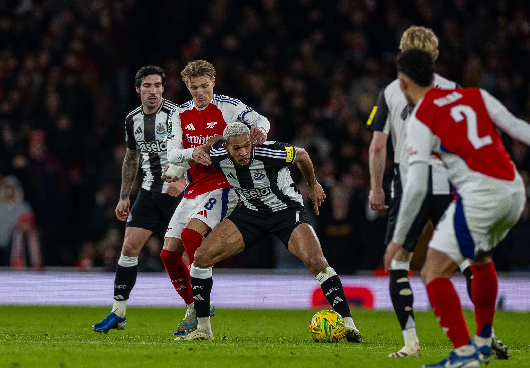 Joelington au duel avec Martin Odegaard lors du dernier Newcastle - Arsenal