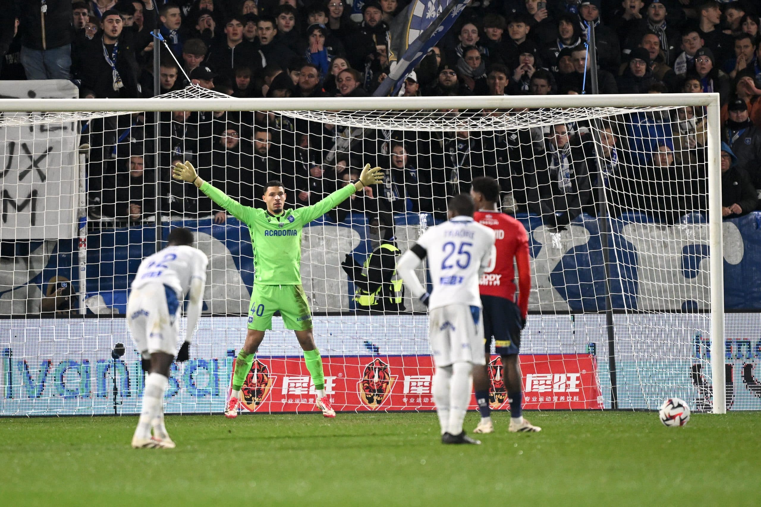 Jonathan David a raté un penalty lors d'AJ Auxerre - LOSC.