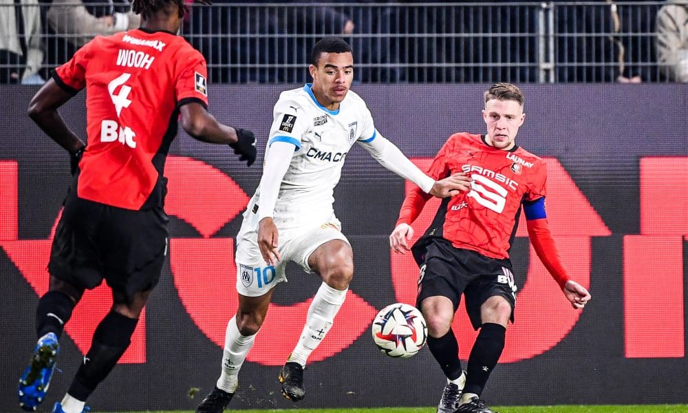 Mason Greenwood au duel avec Adrien Truffert lors du match aller entre Rennes et l'OM