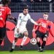 Mason Greenwood au duel avec Adrien Truffert lors du match aller entre Rennes et l'OM