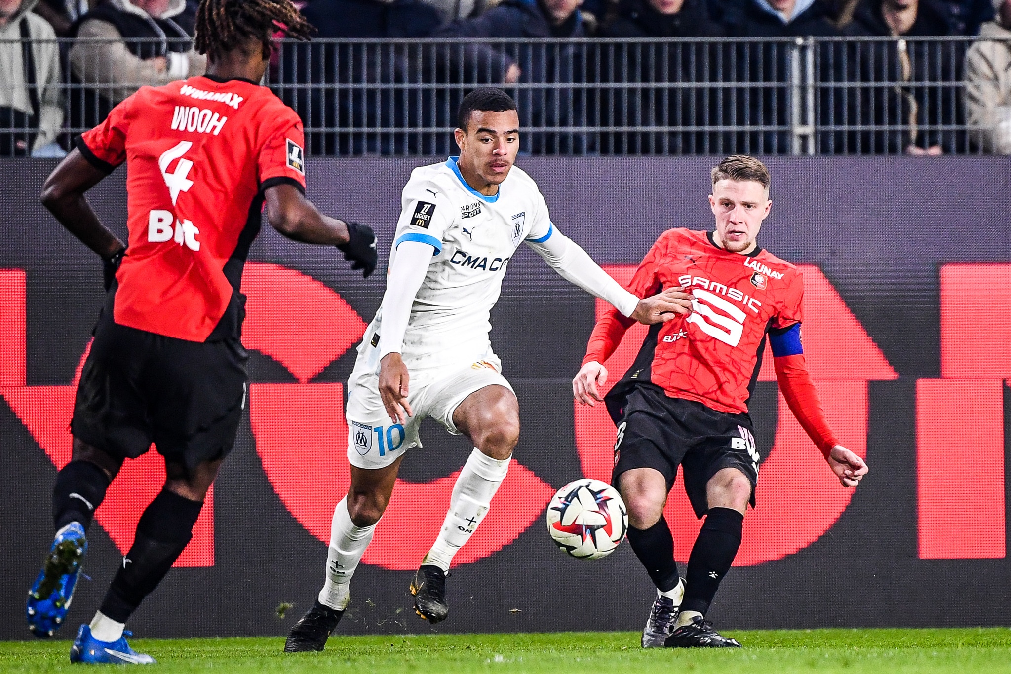 Mason Greenwood au duel avec Adrien Truffert lors du match aller entre Rennes et l'OM